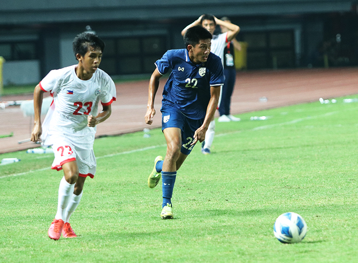 U19 Philippines (trắng) đã chơi tốt trước U19 Thái Lan. Ảnh:Phan Hồng